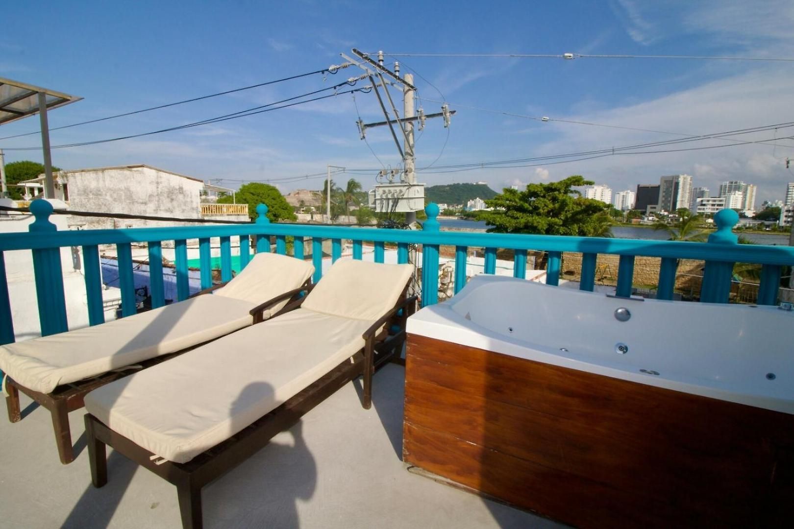 Casa Azul Getsemani - Rooftop Jacuzzi 3-br House Cartagena